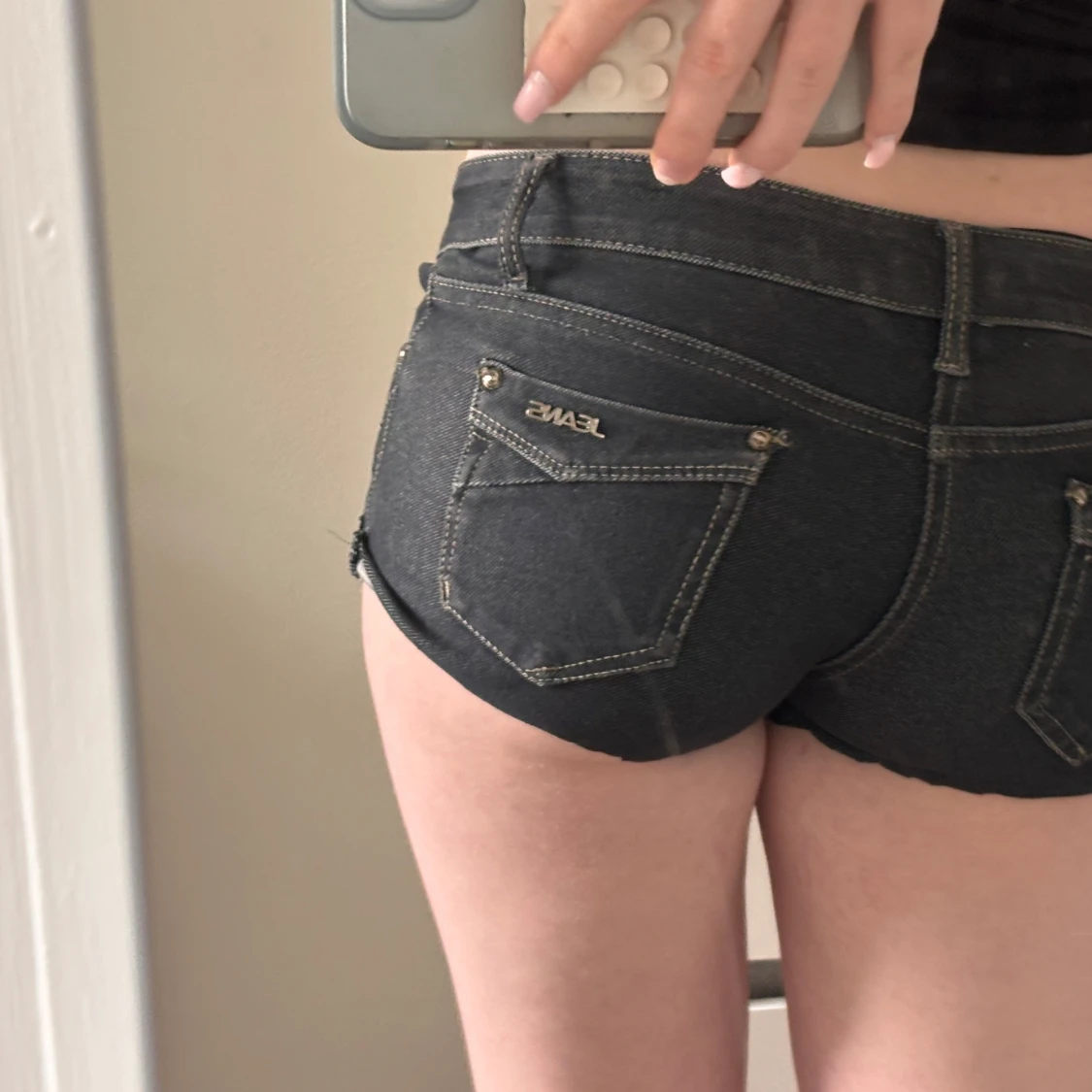 Svarta lågmidjade jeansshorts i denim - 2