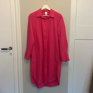 Skjortklänning H&M - Skjortklänning från H&M. Stolek XS men oversize 