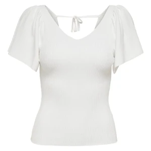 Vit ribbad topp med puffärmar - Säljer en stilren vit ribbad topp med puffiga kortärmar och v-ringning ifrån Only. Tröjan har öppen rygg och en rosett där bak. Storlek M ❤️   Skriv vid frågor!