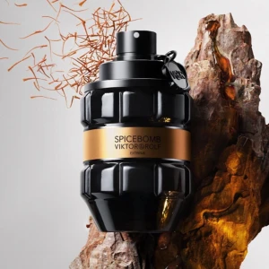 Spice Bomb Parfym - Detta är en parfym inspirerad av Viktor & Rolfs Spice Bomb extreme. The Essence Vault 211 Eau de Parfum kommer i en elegant, rektangulär glasflaska med en stilren etikett. Perfekt för den som söker en sofistikerad och tidlös doft. Den har genomgående noter av av Spicy Amber men även lite trä. 