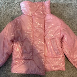 Rosa glansig jacka - Rosa lackaktig/ glansig jacka från Junkyard med fickor! Den är i strl XS och är oanvänd, så lappen finns kvar! Den stängs med hjälp av stora knappar som ger den ett ”överlappat” / korsat utseende framtill! Nypris; 1099 🩷 