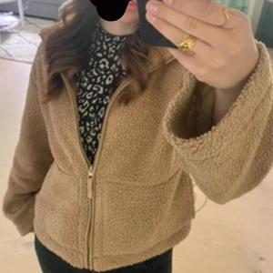 Beige teddyjacka med dragkedja - .