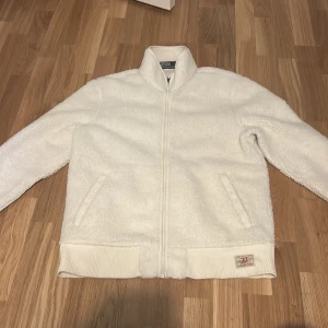 Fleece Jacket Ralph Lauren - Tjena, säljer nu min fleece jacka från Ralph Lauren, sitter väldigt bra och är skön, bra skick och inga fläckar eller smuts på materialet! Nypris ~2500