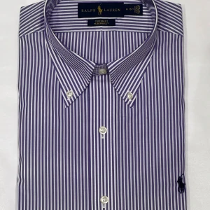 Ralph Lauren skjorta  - Fet lilarandig raffeskjorta. Helt ny i förpackning. Storlek M. Tveka inte på att höra av dig vid fler frågor eller funderingar! 