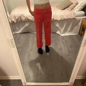 Rosa mjukisbyxor - Säljer ett par bekväma rosa mjukisbyxor med snörning i midjan. Byxorna har en rak passform med fickor fram och bak. De är tillverkade i ett mjukt material som känns skönt mot huden. Byxorna har en liten defekt vid knät, se sista bilden.🩷