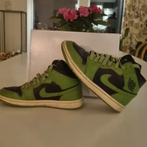 Gröna och svarta Nike Air Jordans - Snygga gröna och svarta Nike Air Jordans med klassisk design. Skorna har en grön sula och snörning, samt det ikoniska Air Jordan-märket på sidan. Perfekta för dig som vill ha en stilren och sportig look. Original boxen medföljer! 