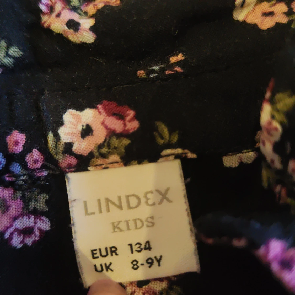 Blommig ärmlös blus från Lindex - 1