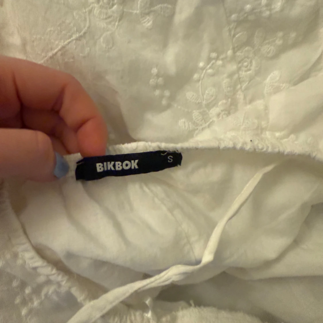 Vit klänning från BikBok - 3