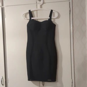 Svart bodycon klänning med dragkedja - Skriv gärna för bild med den på, passform S/M. Väldigt stretchig.