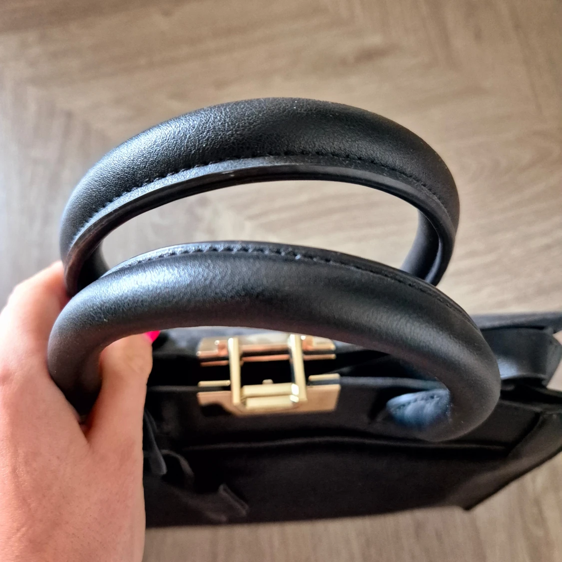 Svart handväska med gulddetaljer - 1