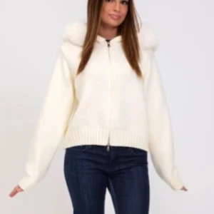 Alessa jacka - Vit stickad jacka med dragkedja och fluffig luva med avtagbar päls. Varm och stilren med långa ärmar och ribbade muddar. Jättebra skick och knappt använd, köpt för 1440💕