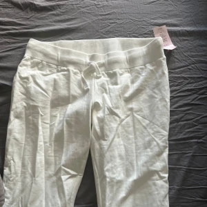Vita mjukisbyxor från Nelly - Säljer ett par vita mjukisbyxor från Nelly i storlek Xl. Helt nya aldig andvänt, säljs pgr av fel storlek 💞dem är Lowwaist och jätte sköna , perfekt in för våren 