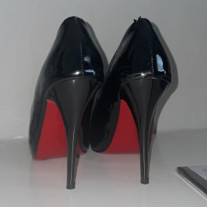 Louboutin liknande skor - Eleganta svarta pumps med hög klack och ikonisk röd sula. Skorna har används runt två gånger och säljer pågrund av att jag inte använder de så mycket längre. Skorna passar de som har storlek 39 och 38❤️