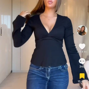 POPULÄR GINA TOPP - Säljer denna jättesnygga knyt topp, perfekt för att piffa upp en basic outfit. I helt nytt skick, bara provad. 🩷