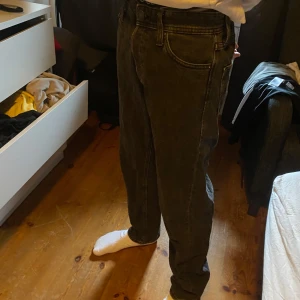 Svarta jeans från Jack & Jones - Snygga svarta jeans från Jack & Jones med en avslappnad passform. Byxorna har klassiska fem fickor och en knappgylf. Jeansen är i ett topp skick!Byxorna är näst intill oanvända då dem bara har kommit till användning 2-3 gånger. Jag säljer jeansen för att dem är för små för mig.( inte jag på bilderna). Nypriset på dem ligger runt 600kr och jag säljer dem för 350kr. För minsta lilla fundering/fråga så är det bara att fråga på. Priset är ej hugget i sten! 