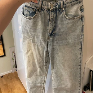 Jeans - Mycket vida jeans från Ginatricot. Knappt använda. Mellan till högmidjade. Nypris: 599kr. Mitt pris 250kr