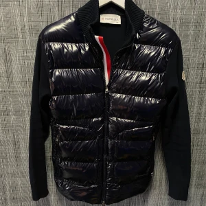 Moncler cardigan - Tjena! Säljer nu denna eftertraktade Moncler jackan i näst intill nyskick! || skick 9/10 || inget og medföljer tyvärr || passar mellan 175-185cm || stl M ||hör av dig vid frågor eller funderingar || mvh || 