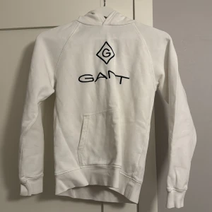 Vit hoodie från Gant - Säljer en stilren vit hoodie från Gant i barnstorlek! Denna tröja är perfekt till eran son eller dotter! Bara att höra av er vid intresse! Grymt pris för denna tröja!!!