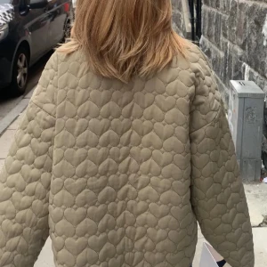  quiltad jacka - Storlek L men passar mindre också.Perfekt för höst och vår med sin stilrena design och praktiska fickor. Ett måste för garderoben! 💚