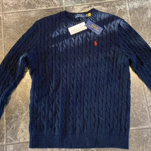 ralph lauren stickad tröja - en ralph lauren tröja som är använd få gånger, i storlek M men är ganska stor för sin storlek och passar även L, Tags finns kvar