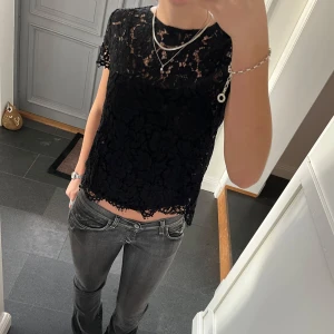 Svart soetstopp  - Svart kortärmad spetstopp från Esmara i storlek 36. Medföljande linne på insidan. Fint skick. Använd gärna köp nu!