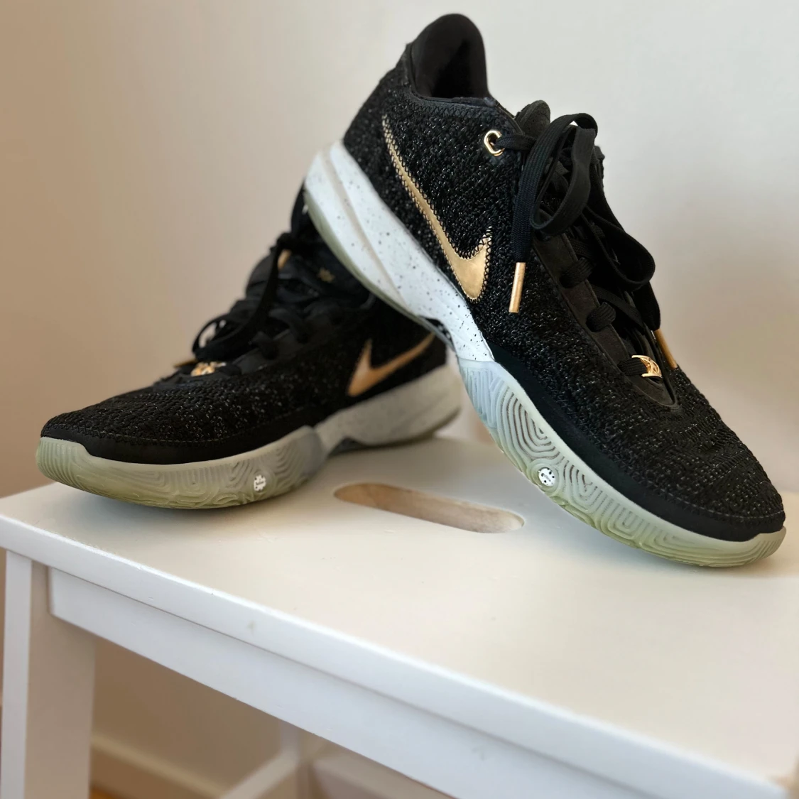 Svarta och guldiga Nike Le Bron XX