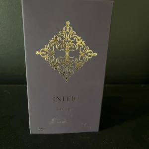 Initio Side Effect Parfym - Exklusiv parfym från Initio, Side Effect, i en elegant mörklila flaska med gulddetaljer. Flaskan rymmer 90 ml och kommer i en matchande lyxig förpackning. Perfekt för den som söker en unik och sofistikerad doftupplevelse. Det är 90ML, helt ny, sputat 2 sprut. Kvitto finns, skriv vid fler frågor!