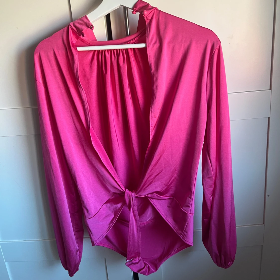 Rosa långärmad blus med knyt - 1