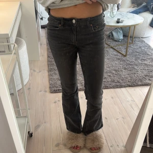 Svarta jeansbyxor - Snygga svarta jeansbyxor med låg midja och bootcut-stil. Tryck inte på köp nu innan ni skrivit till mig 