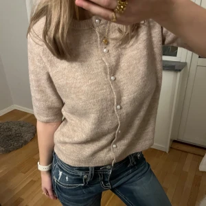 Helt ny kofta - Endast provad!!! Helt sprillans ny skit trendig kofta från lager157, aldrig använd då jag råkade köpa dubbletter. Jättemjukt och skönt material 🤍Lappen sitter kvar därav priset!