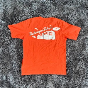 Uniqlo t shirt - Nästan helt oanvänd Uniqlo t shirt med ett coolt tryck på ryggen. Skriv för frågor! Relativt stor i storleken.