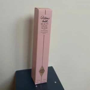 Pillow Talk Beauty Light Wand - Pillow Talk Beauty Light Wand från Charlotte Tilbury i nyansen 2. Perfekt för att ge ansiktet en strålande lyster med en lättanvänd applikator. Kommer i en elegant rosa förpackning.