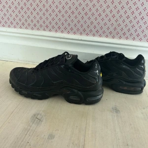 Svarta sneakers från Nike - Snygga svarta Nike sneakers med en sportig design och TN-logo på hälen. Perfekta för en casual look. Skick:8/10