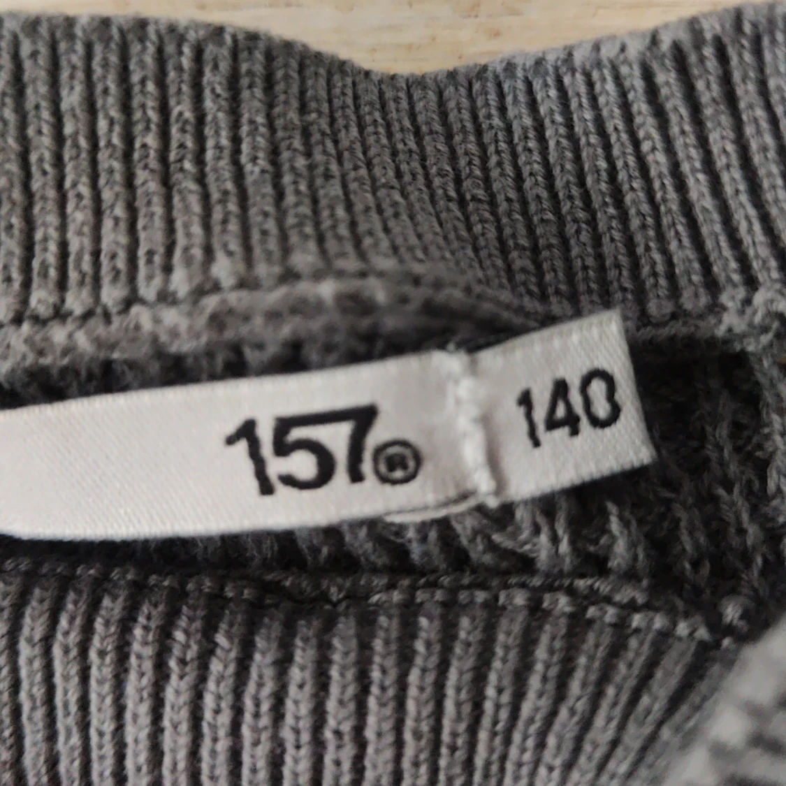 Grå stickad tröja - 1