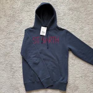 Saint Barth Hoodie - Säljer nu denna helt nya Saint Barth Hoodie med pris lapp på|Storlek M|Nypris 2000kr|Bara att skriva vid minsta fundering/fråga!