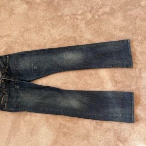 Lågmidjade jeans från wesc - Jätte snygga Lågmidjade jeans från wesc, säljer då jag inte använder dom särskilt mycket. I väldigt bra skick, enda slitningarna är dom som syns på bilder som ska va där. Skriv vid frågor och pris är diskuterbart 💗 
