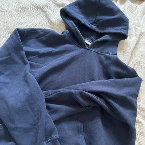 Mörkblå hoodie  - Hoodie ifrån Gina. Anvöny några gånger men inga defekter 