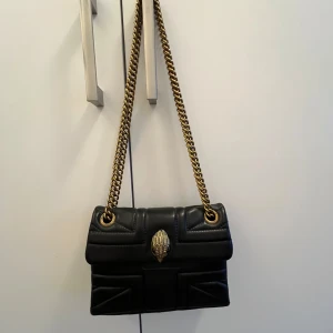 Kurt Geiger väska  - Säljer nu min fina Kurt Geiger väska köpt i London. Den är i fint skick! Kontakta mig ifall du har funderingar eller frågor!🥰🥰🥰