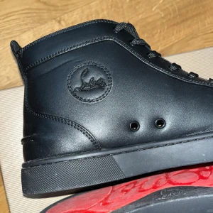 Christian Louboutin Skor. - Christian Louboutin hög skor med spiked och Med läder. Fåtal använda i storleken 46. vid frågor så är de bara att höra av dig. priset är inte hugget i sten.