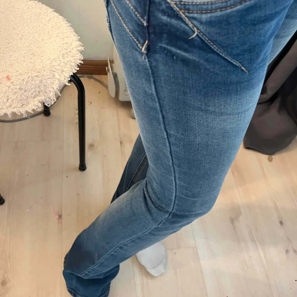 Säljer nu mina jeans för 400kr dom är köpta för 1000 kr från Cream / Denim och jag har använt dom få gånger, Jensen passar både dig som bär storlek XS och S, jag är 167cm . Farkut & Housut.