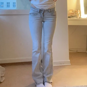Ljusgrå bootcut jeans - skitsnygga lågmidjade gråa jeans från Gina💞 säljer då de tyvärr inte längre kommer till användning. skriv vid frågor!