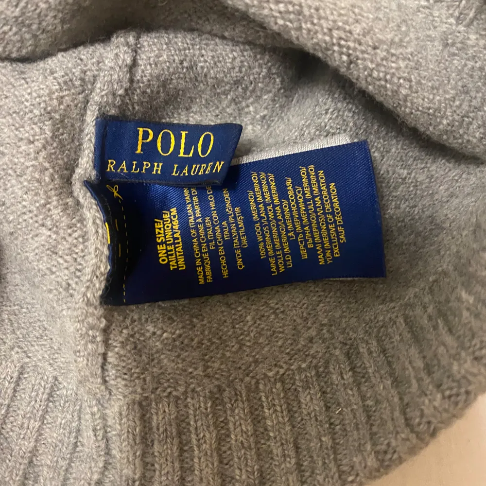 En ralph lauren mössa som är grå, ganska liten i storlek. Inte använd speciellt mycket👍 . Asusteet.
