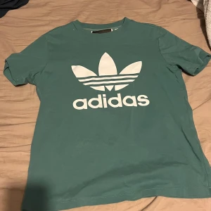 Adidas tröja  - Storlek S