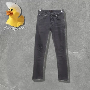 Svarta Nudie Jeans Grim Trim - Säljer dessa svarta slimfit jeans från Nudie Jean. Storlek 28/30. Modellen heter Grim Trim. Finns inga defekter. (DE ÄR MÖRKARE I VERKLIGHETEN!!)
