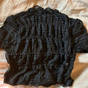 Spets T-shirt - Jättefin topp med spets, storlek M men liten i storleken så S! Jättesnygg i detaljerna! Aldrig använd!