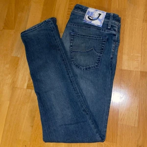 Jacob Cohën Jeans - Hej! Vi säljer nu dessa riktigt feta Jacob Cohën jeans till ett riktigt fint pris. Dessa jeans är i mycket bra skick och kommer med blåa detaljer. Märke: Jacob Cohën Storlek: 35 Färg: Blå Condition:9/10 Tveka inte på att höra av er om ni har någon fundering angående jeansen. Med vänlig hälsning, SweStile😁