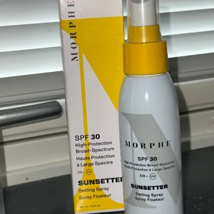 Morphe Setting Spray SPF 30 - Morphe Sunsetter Setting Spray med SPF 30 ger hög skyddsnivå och fixerar din makeup. Perfekt för att skydda huden mot UVB-strålar samtidigt som den håller sminket på plats hela dagen. Innehåller 100 ml.