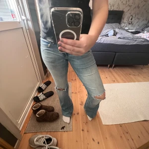 Blå bootcut med hål  - Säljer nu dessa, inga defekter förekommer, är långa på mig som är 1,67.