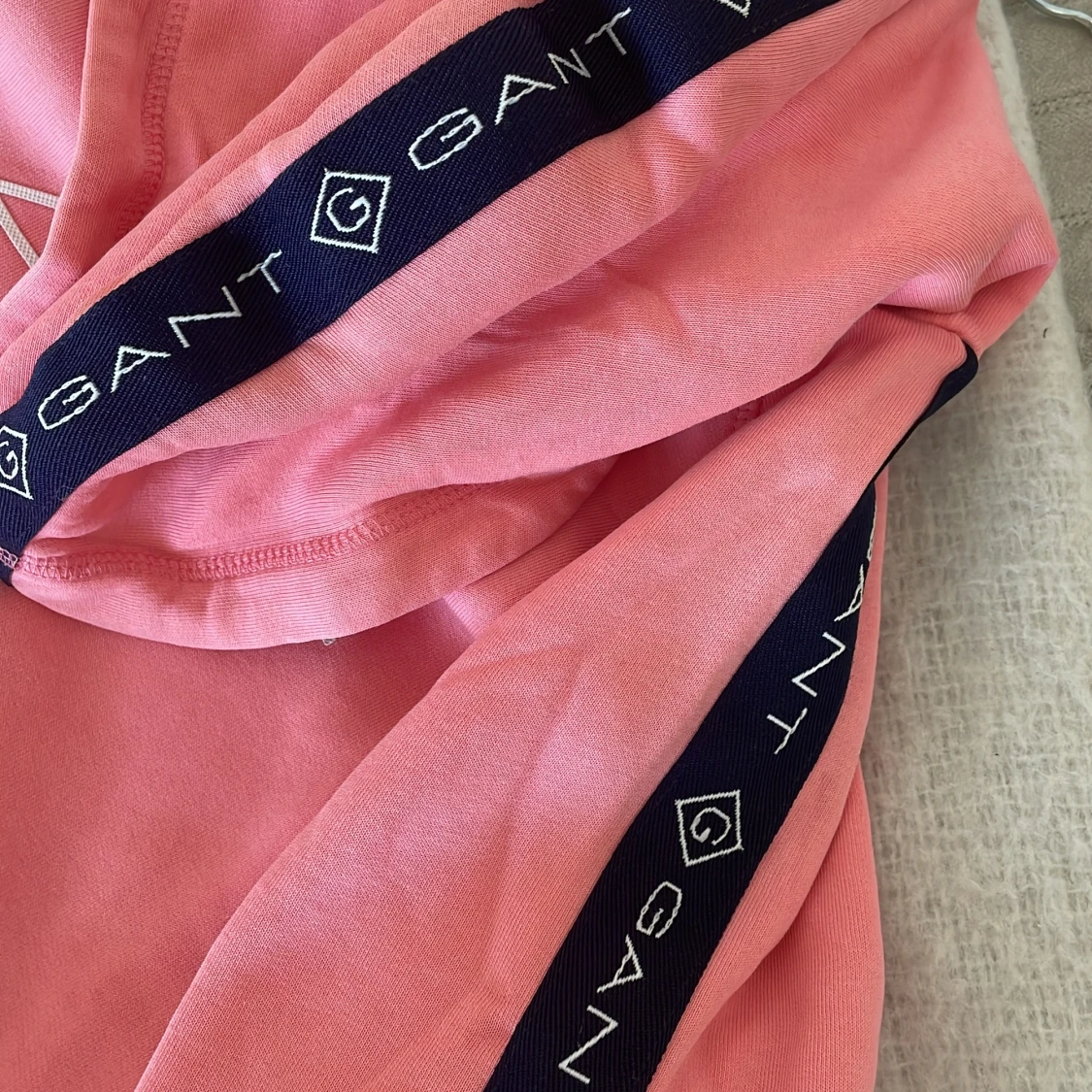 Rosa hoodie från Gant - 2