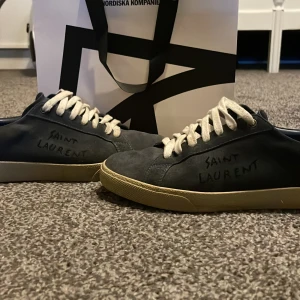 Mörkblåa skor från saint Laurent  - Hej! Säljer ett par mörkblåa saint Laurent skor i storlek 40. Jag har inte använt dem så mycket. Inge og följer med 